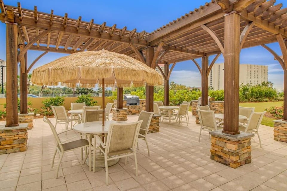 Gorgeous coastal studio with shared pool near shopping and golf Apartment in Miramar Beach