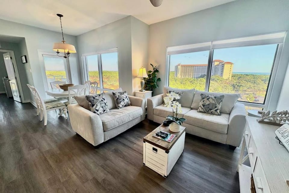 Gorgeous coastal condo with shared pool and private balcony House in Miramar Beach