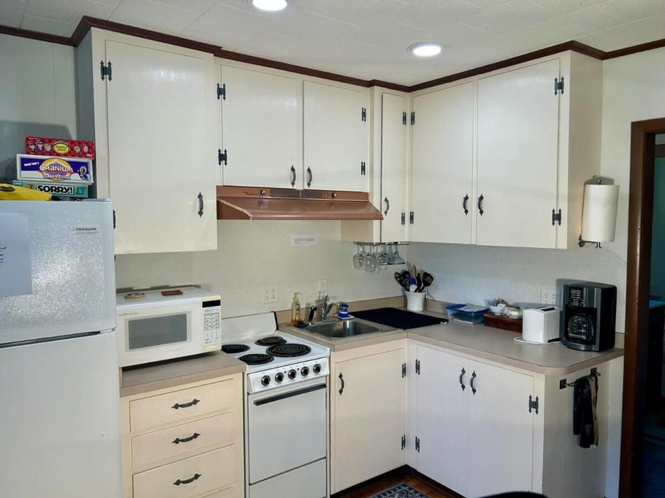 Coffee/tea facilities, Kitchen or kitchenette, oven, stove, toaster