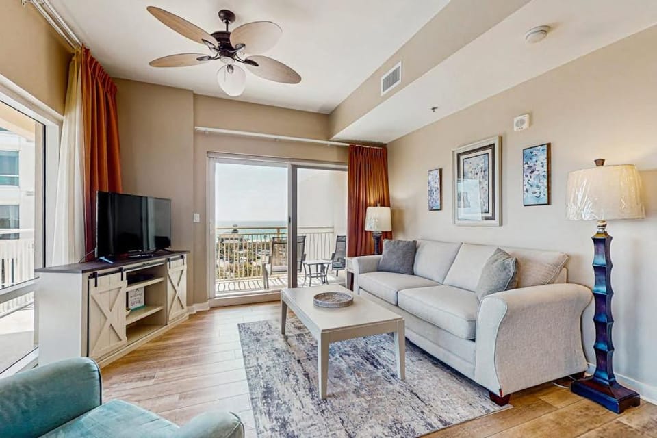 Dreamy coastal condo with ocean view on-site pool hot tub & easy beach access House in Miramar Beach