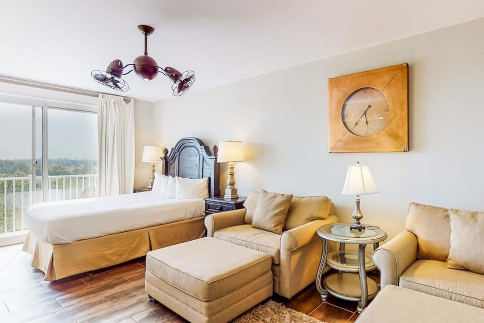 Stylish condo with lagoon pool & beach access - snowbirds welcome House in Miramar Beach