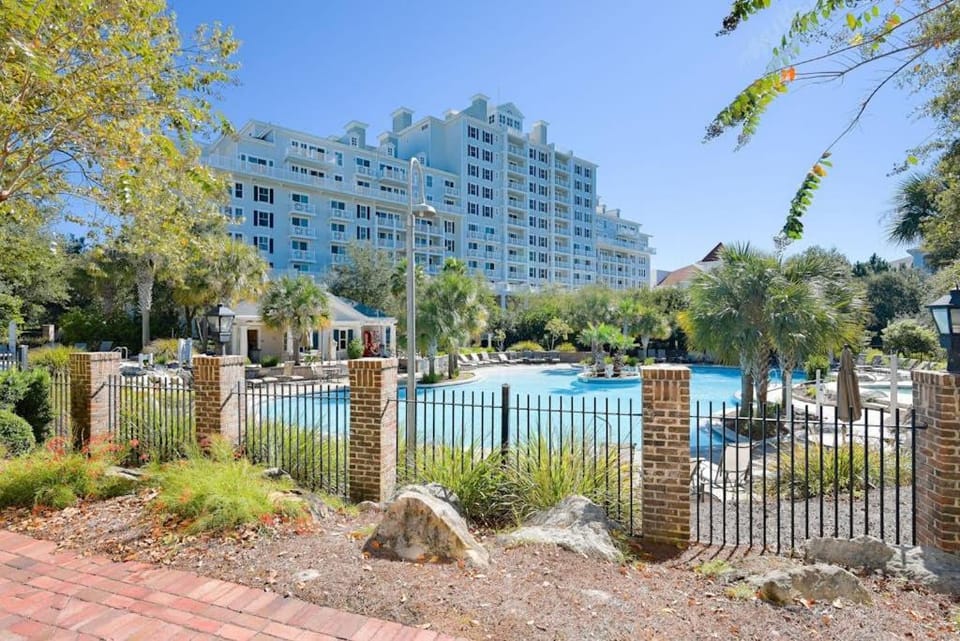 Stylish condo with lagoon pool & beach access - snowbirds welcome House in Miramar Beach