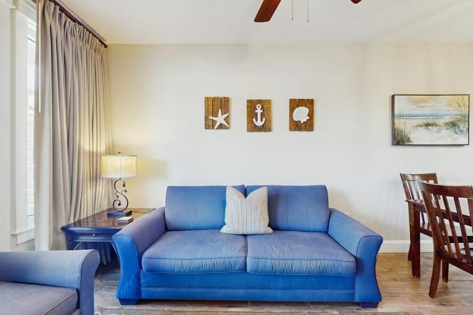 Third floor condo with pool high speed WiFi private washer dryer House in Miramar Beach