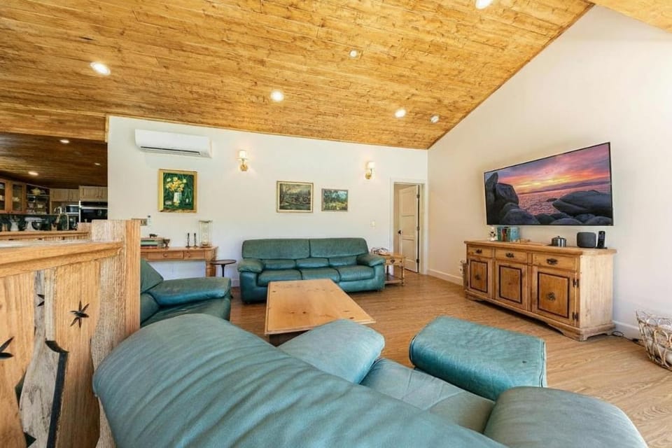Dreamcôte Chalet in Ward Canyon by Tahoe Getaways - Pet-Friendly 4BR w Sauna and AC House in Sierra Nevada