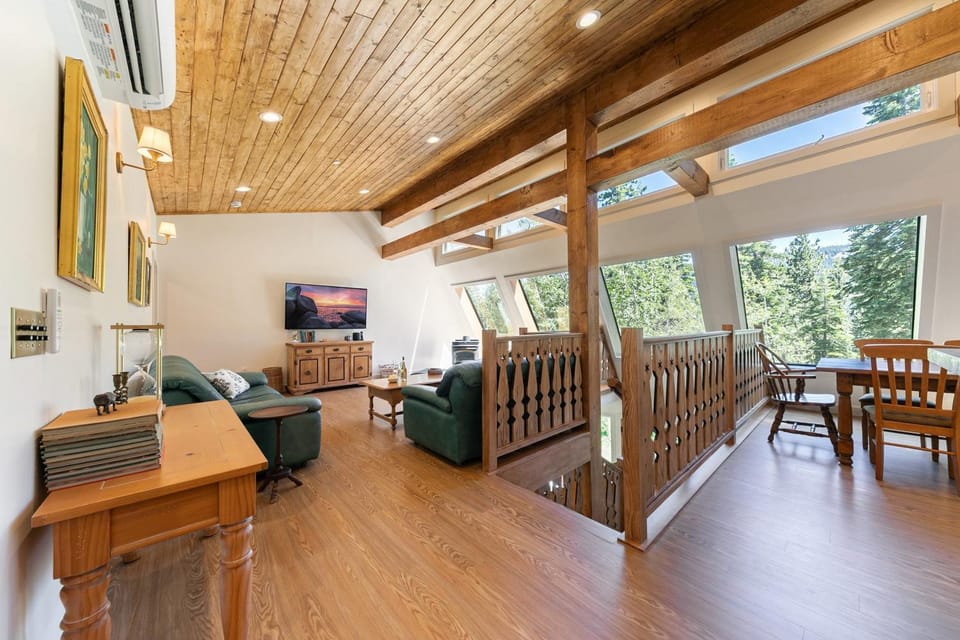 Dreamcôte Chalet in Ward Canyon by Tahoe Getaways - Pet-Friendly 4BR w Sauna and AC House in Sierra Nevada