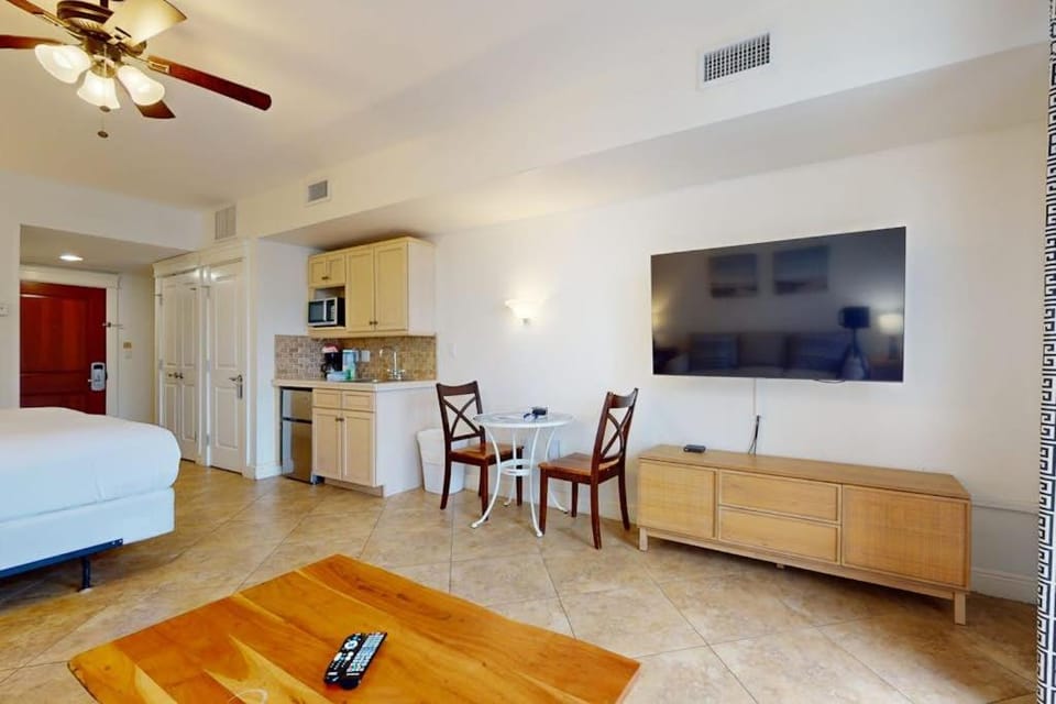 Comfortable studio with pool hot tub high-speed WiFi & central AC House in Miramar Beach