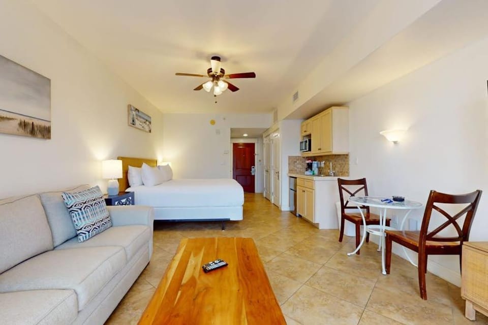 Comfortable studio with pool hot tub high-speed WiFi & central AC House in Miramar Beach