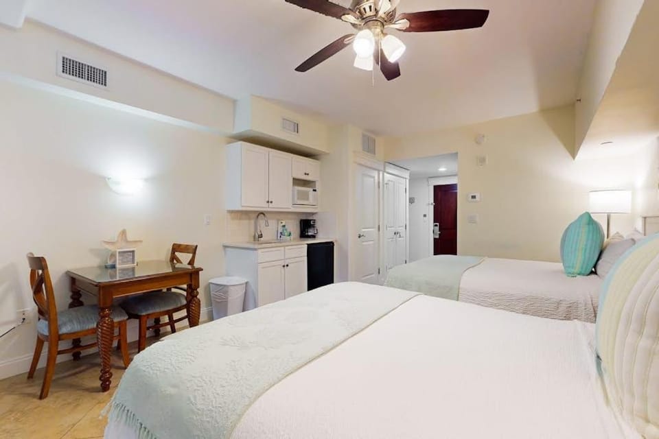 Cozy efficiency with kitchenette shared pool and beach access House in Miramar Beach