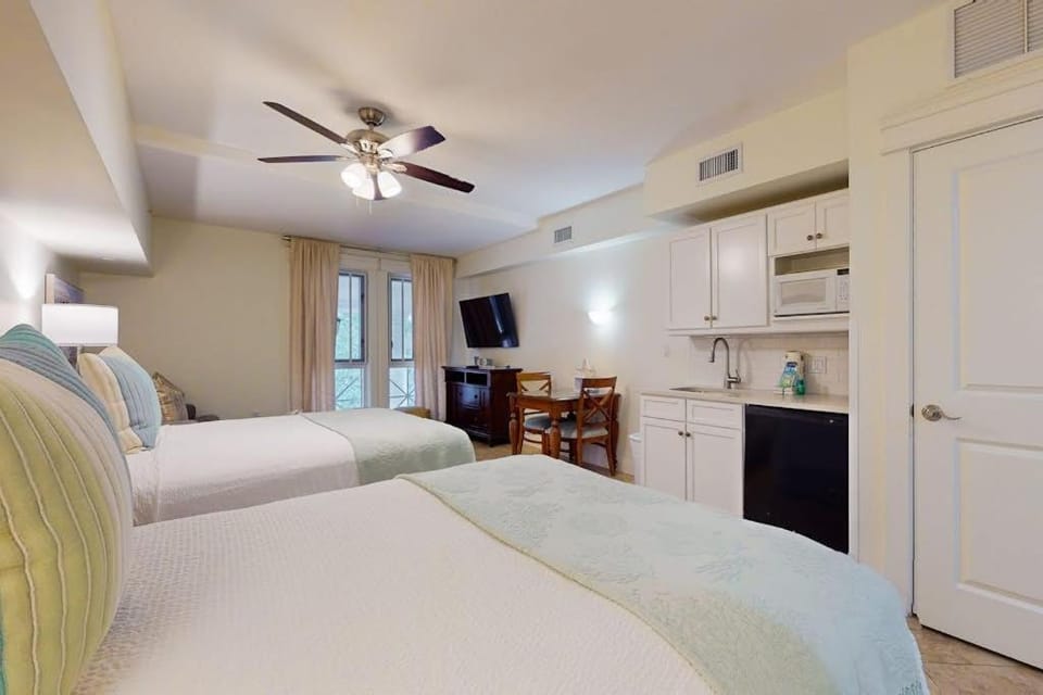 Cozy efficiency with kitchenette shared pool and beach access House in Miramar Beach