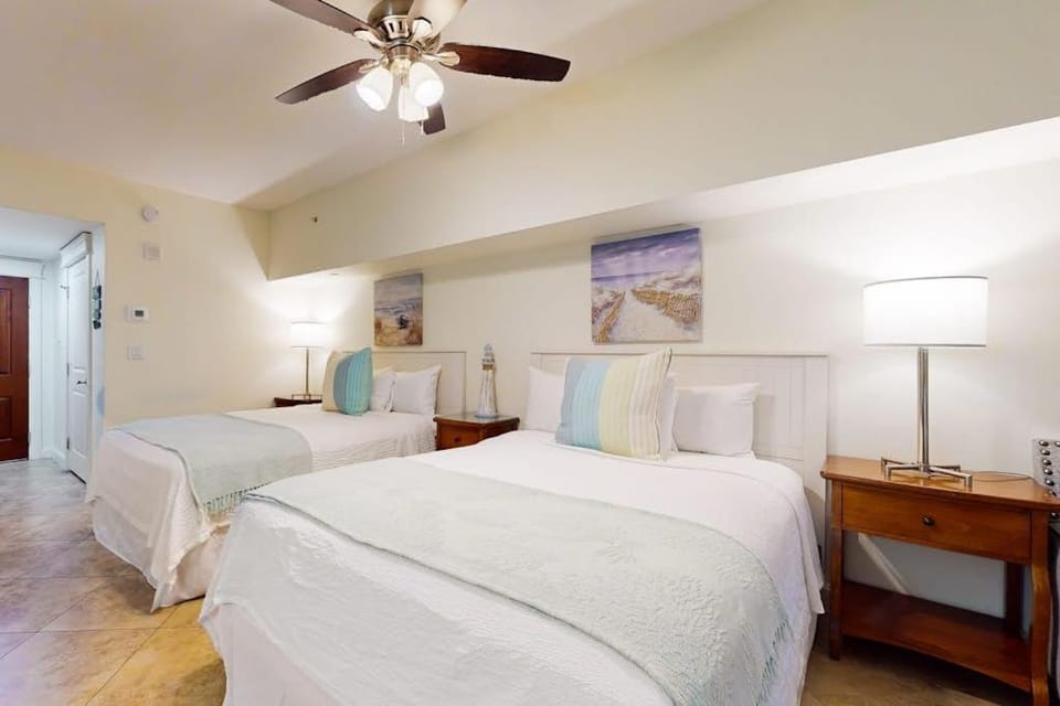 Cozy efficiency with kitchenette shared pool and beach access House in Miramar Beach