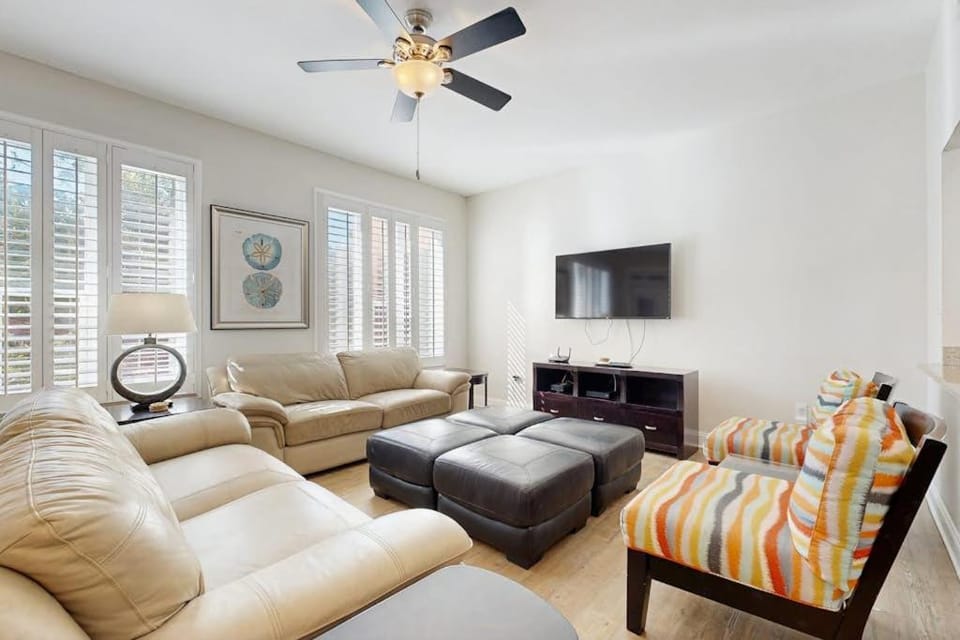 Spacious beach condo with shared pool near shops dining entertainment House in Miramar Beach