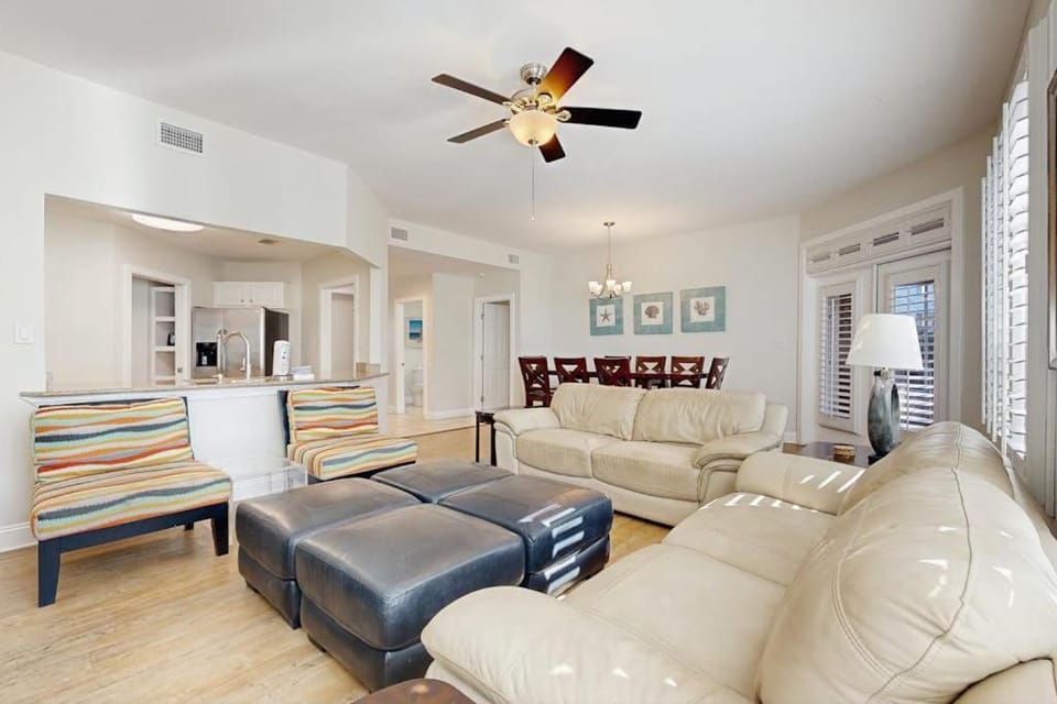 Spacious beach condo with shared pool near shops dining entertainment House in Miramar Beach