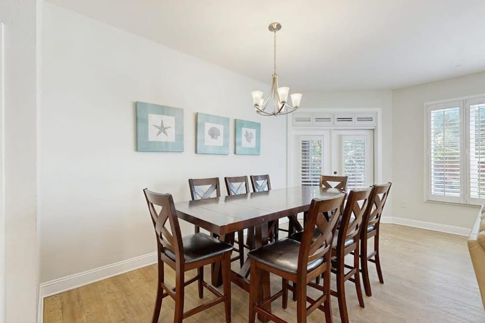 Spacious beach condo with shared pool near shops dining entertainment House in Miramar Beach