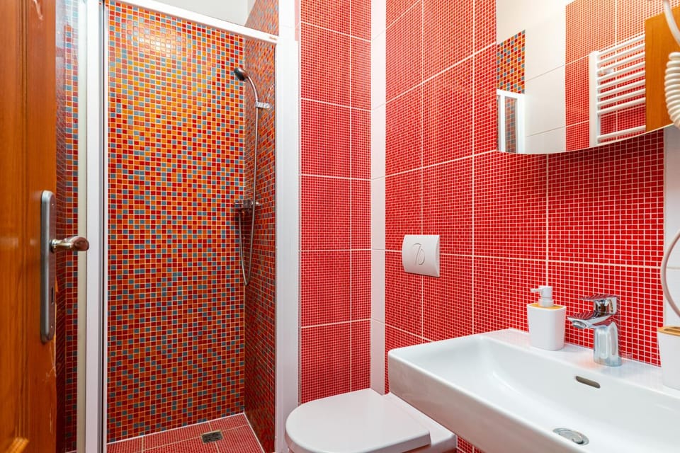 Shower, Toilet