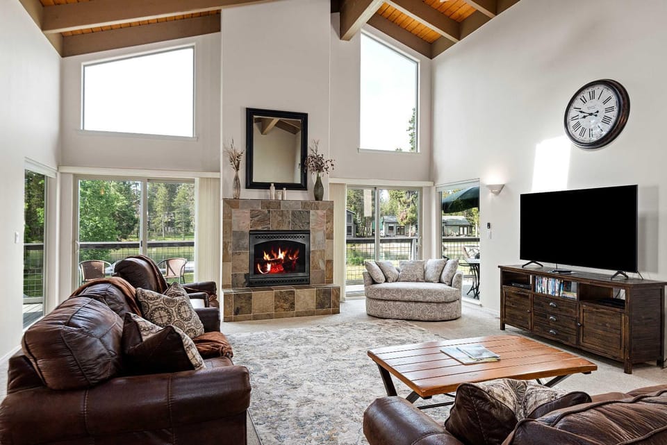 NEW LISTING Riverfront Retreat Peaceful Luxury on the Deschutes River House in Three Rivers