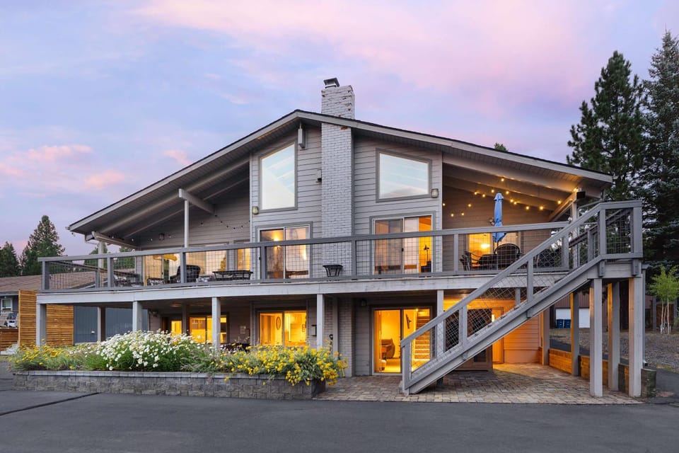 NEW LISTING Riverfront Retreat Peaceful Luxury on the Deschutes River House in Three Rivers