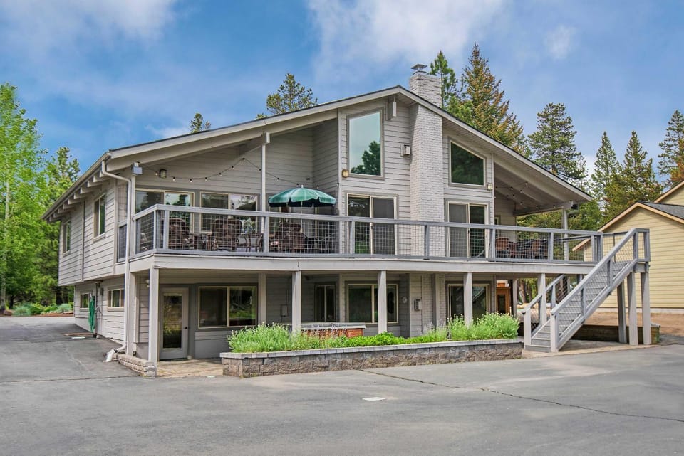 NEW LISTING Riverfront Retreat Peaceful Luxury on the Deschutes River House in Three Rivers