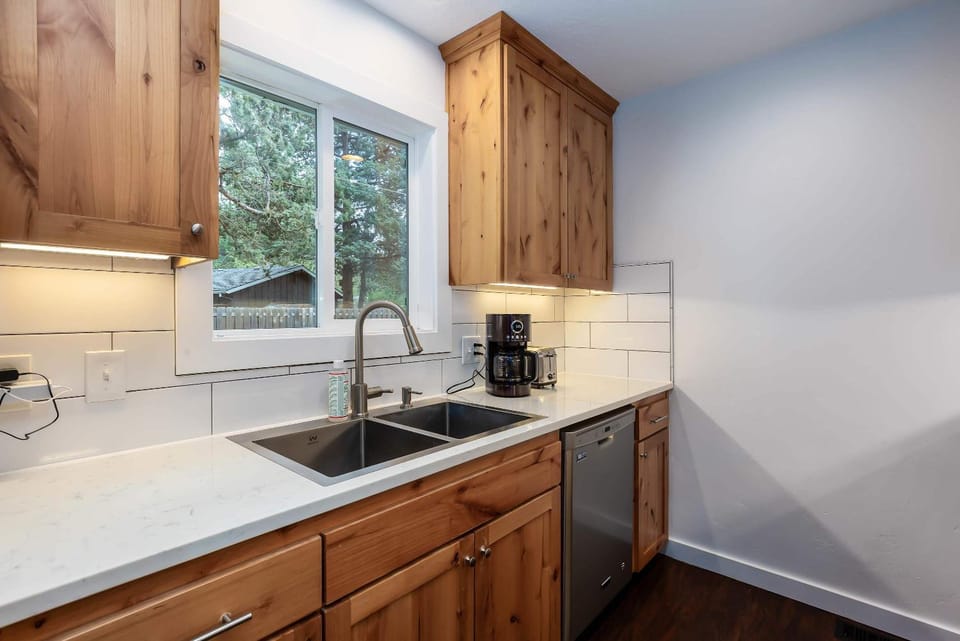 Modern Bend Family-Friendly Home with Fenced Yard House in Bend