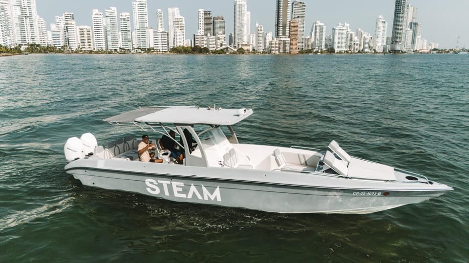Lancha de lujo 38ft Cartagena Docked boat in Cartagena