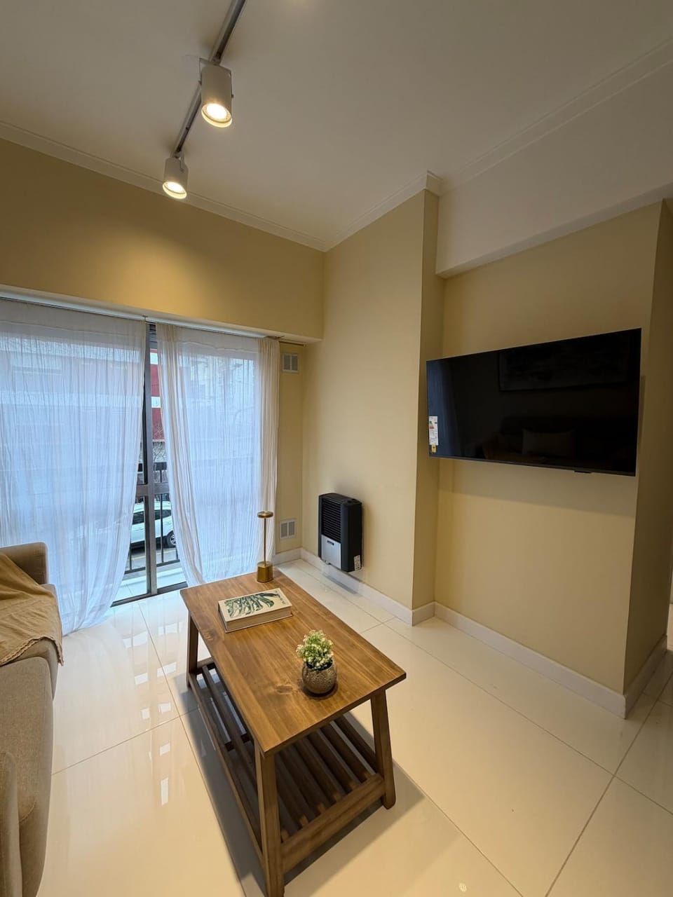 Communal lounge/ TV room, TV and multimedia, Living room, Seating area, Evening entertainment