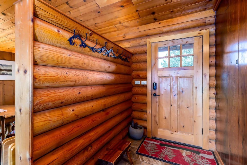 Cascade View Log Cabin Cozy Mountain Escape on over 2 Acres Dog Friendly Cabin in Oregon
