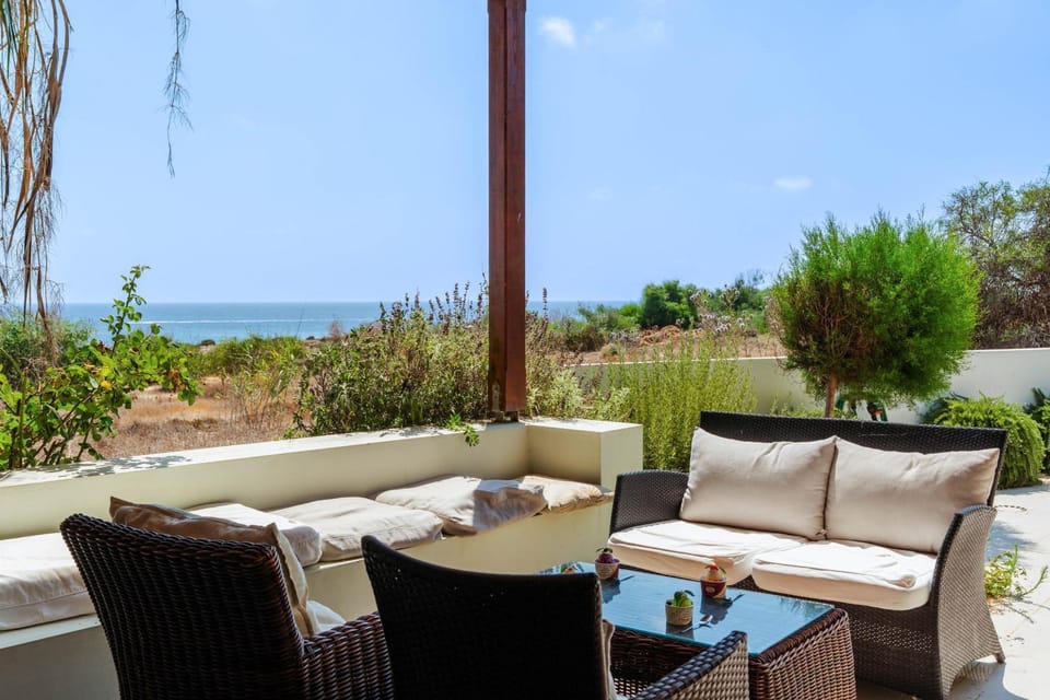 Artisan Seafront Villa - Treehouse Villa in Protaras