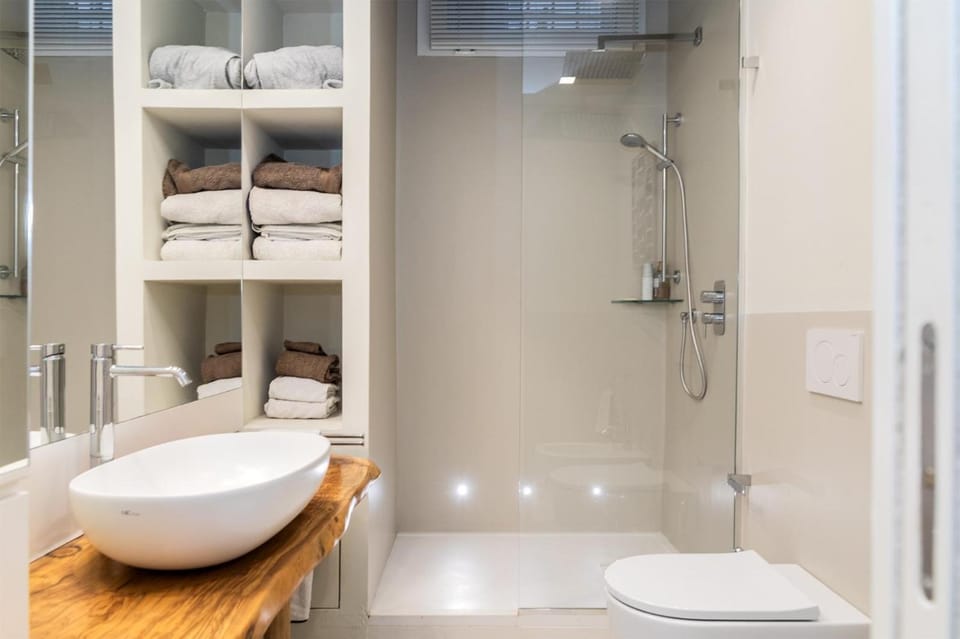 Shower, Toilet, Bathroom, towels