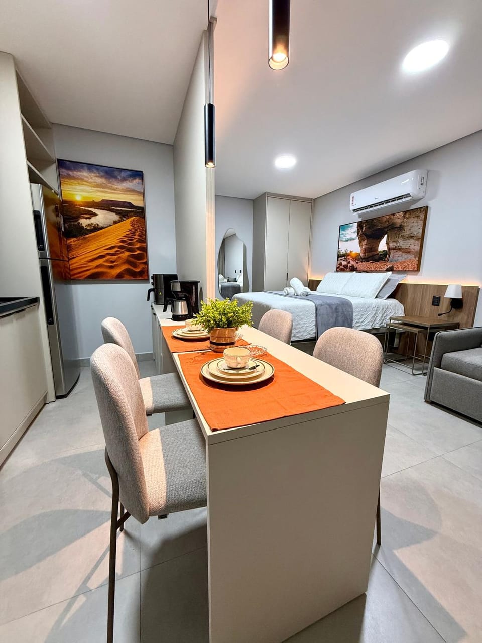 Bed, TV and multimedia, Kitchen or kitchenette, Living room, Photo of the whole room, Seating area, Dining area, Bedroom