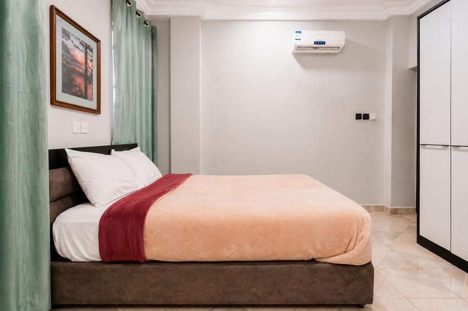 Photo of the whole room, Bedroom, wardrobe, air conditioner