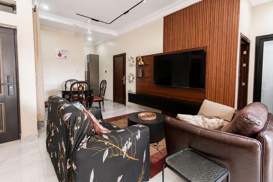 TV and multimedia, Living room, Seating area, Evening entertainment