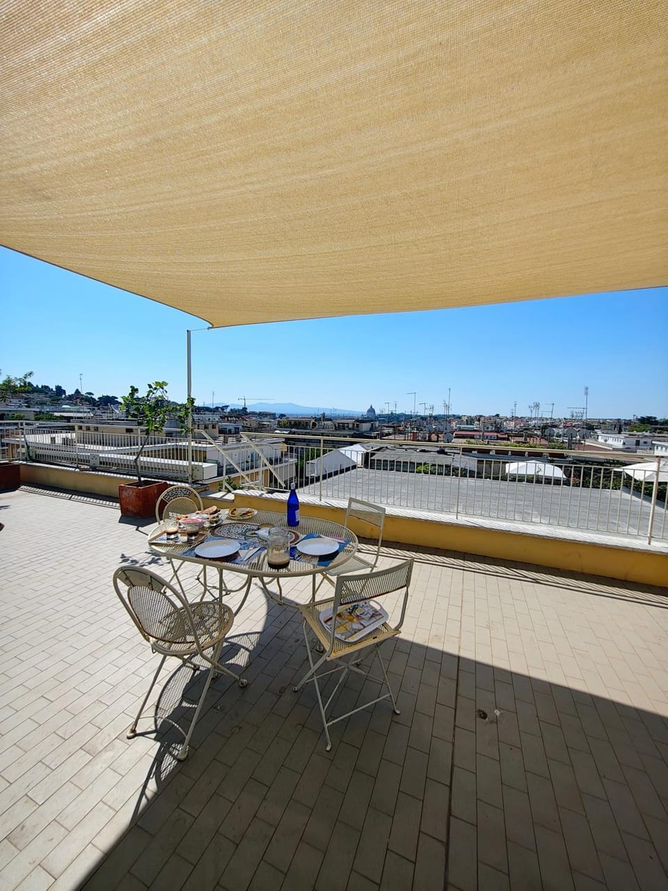 View (from property/room), Balcony/Terrace, City view, Landmark view, Mountain view