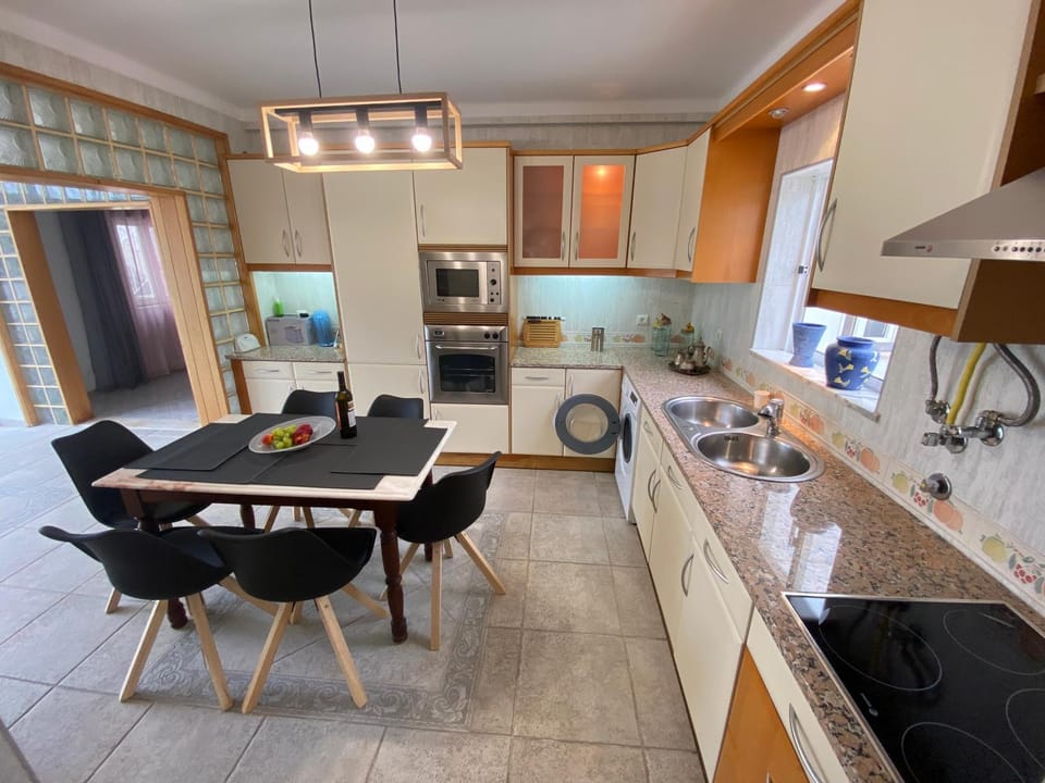 Kitchen or kitchenette, Dining area, oven, stove