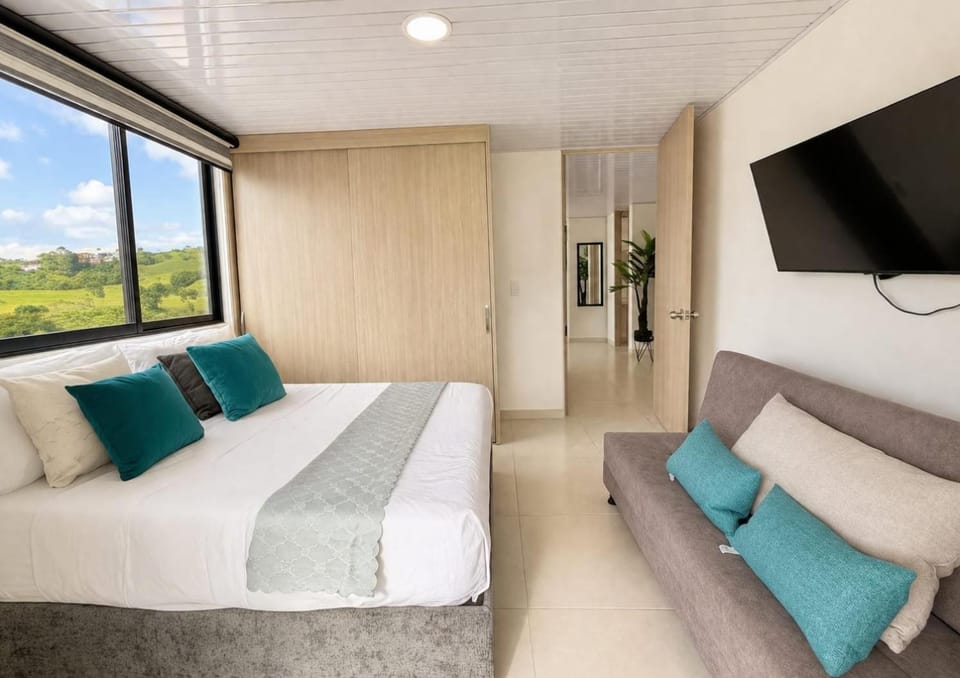 Bed, TV and multimedia, Seating area, Evening entertainment, Bedroom