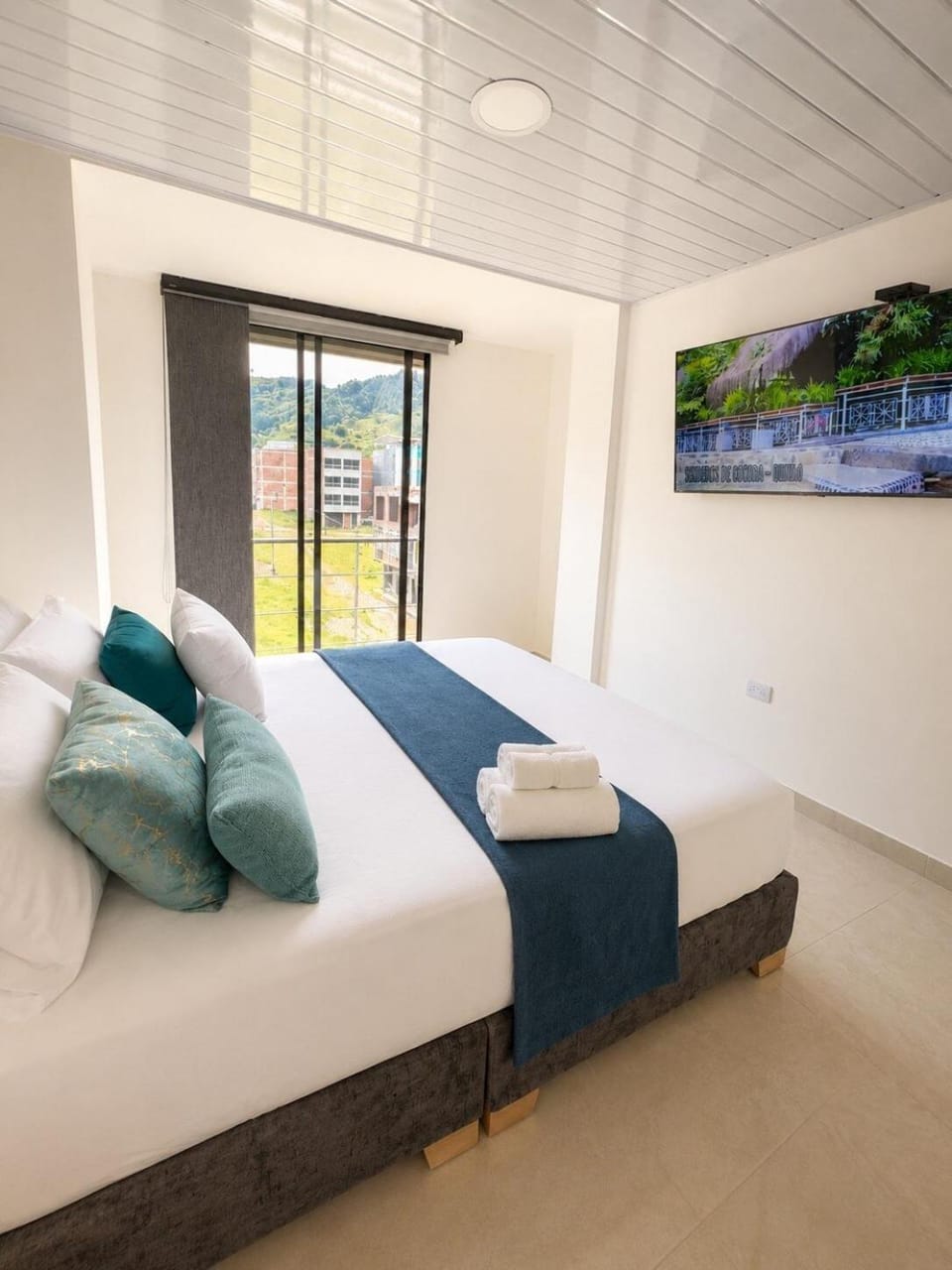 Bed, TV and multimedia, Bedroom