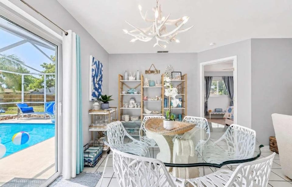 Stunning Nature Coast Heated Salt Pool getaway House in Spring Hill