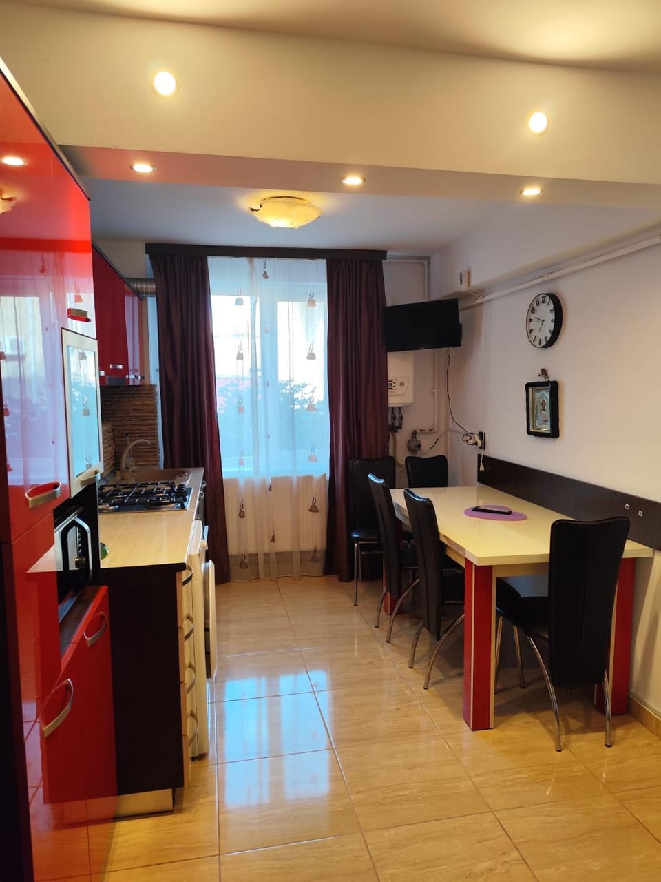 Kitchen or kitchenette, Dining area