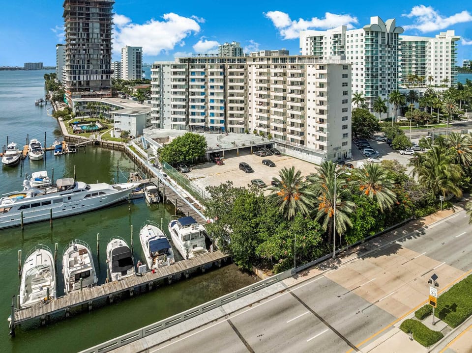 Bahia Serena - Bay Views on Marina With Parking Apartment in North Bay Village