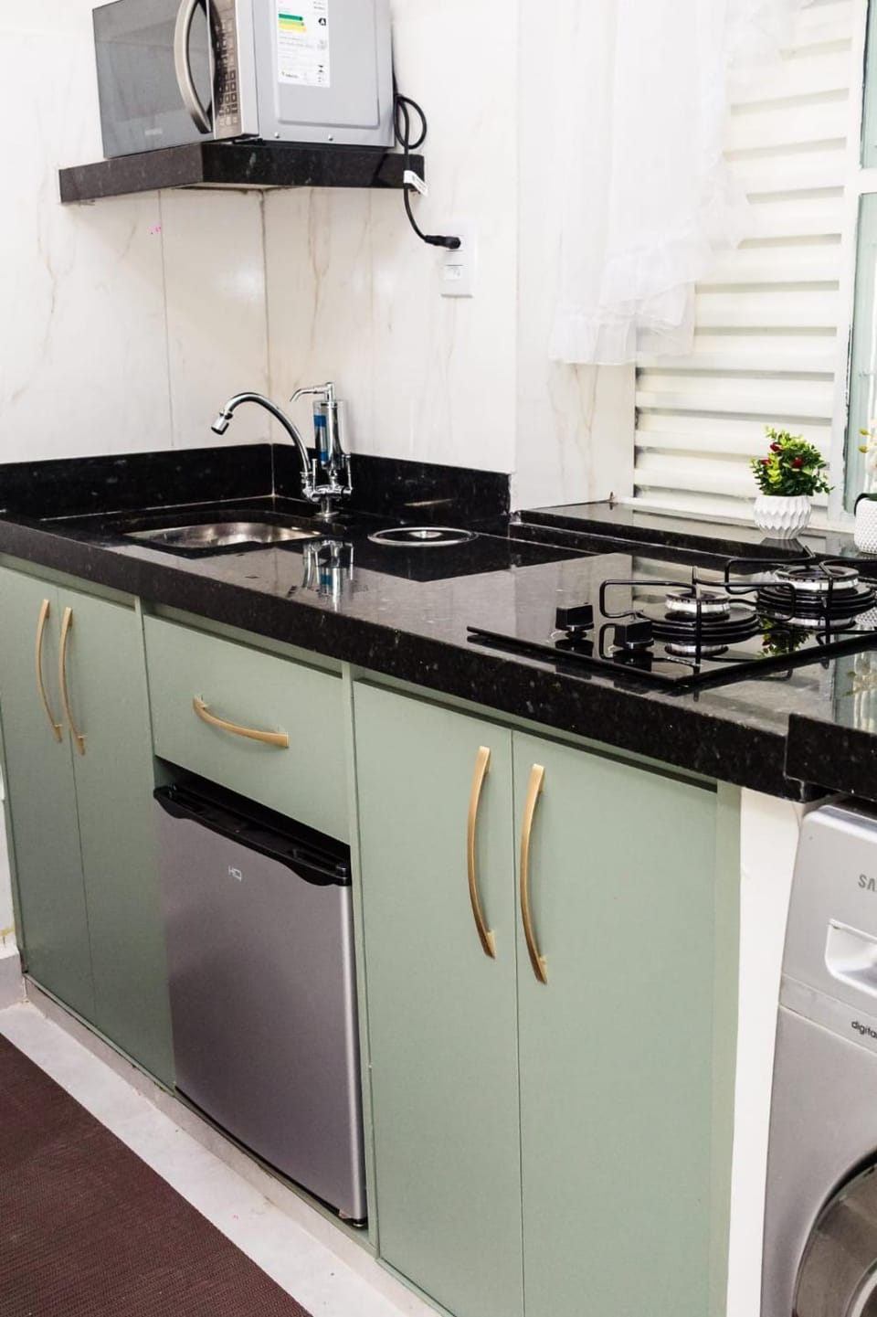 Kitchen or kitchenette, microwave, minibar, stove