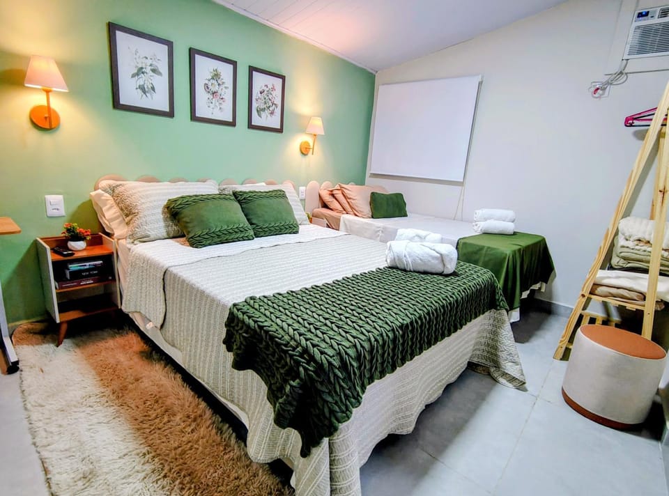Property building, Bed, TV and multimedia, Photo of the whole room, Bedroom, locker, towels, air conditioner