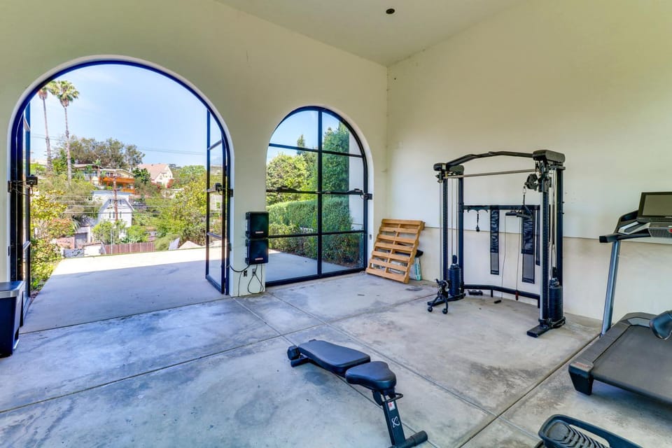 6,000-Sq-Ft Hollywood Hills Home w/ Pool, Hot Tub House in Hollywood