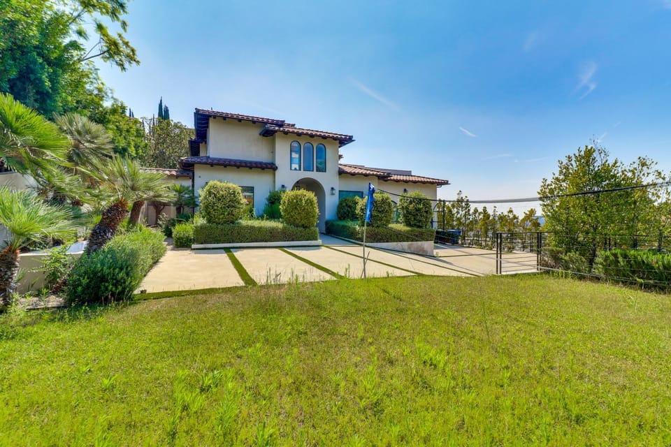 6,000-Sq-Ft Hollywood Hills Home w/ Pool, Hot Tub House in Hollywood