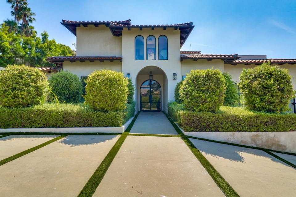 6,000-Sq-Ft Hollywood Hills Home w/ Pool, Hot Tub House in Hollywood