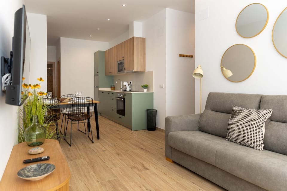 TV and multimedia, Kitchen or kitchenette, Living room, Seating area, Dining area