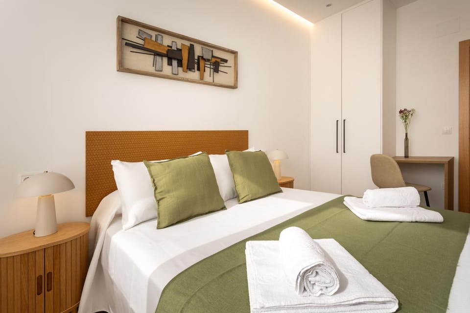 Bed, Photo of the whole room, Bedroom, towels