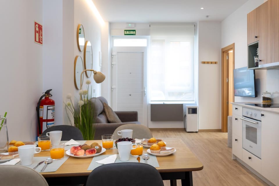 TV and multimedia, Kitchen or kitchenette, Living room, Seating area, Dining area