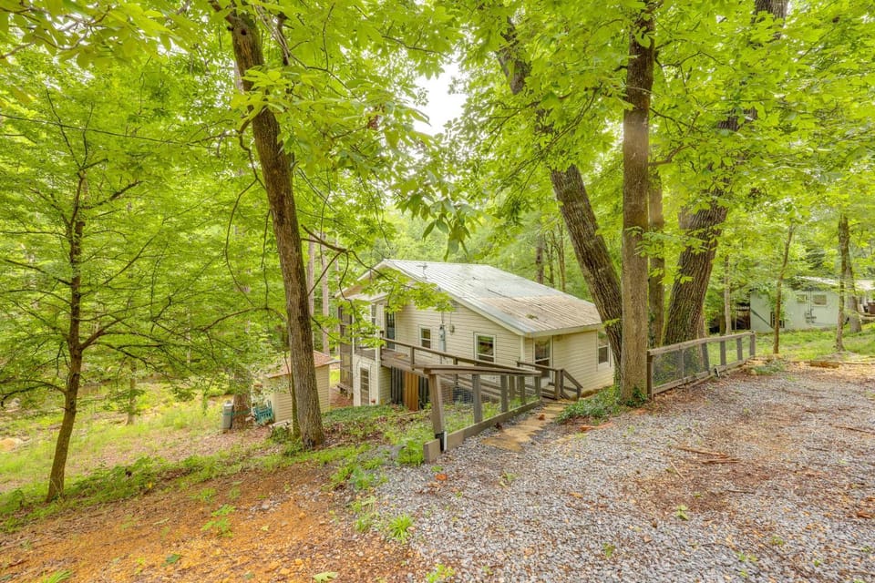 Off-Grid Creekside Cabin Near Lake Jordan Cabin in Alabama