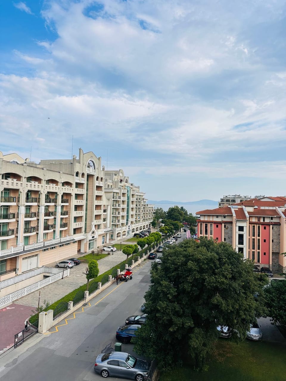 Property building, Natural landscape, Location, Parking