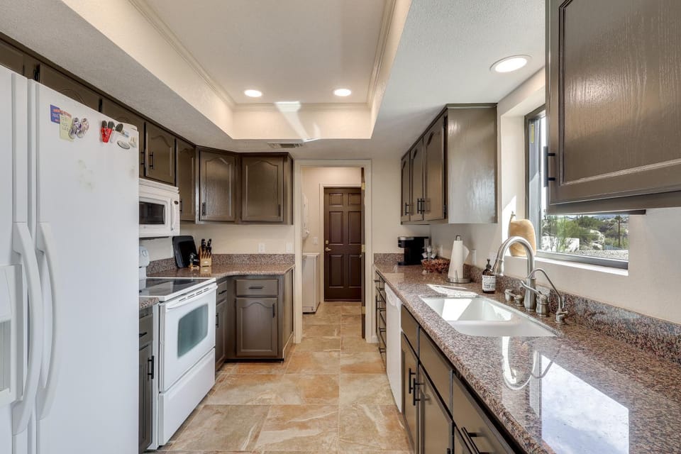 2 Mi to Lake Havasu! Mtn-View Poolside Paradise House in Lake Havasu City