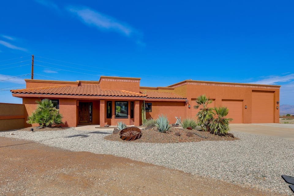 2 Mi to Lake Havasu! Mtn-View Poolside Paradise House in Lake Havasu City