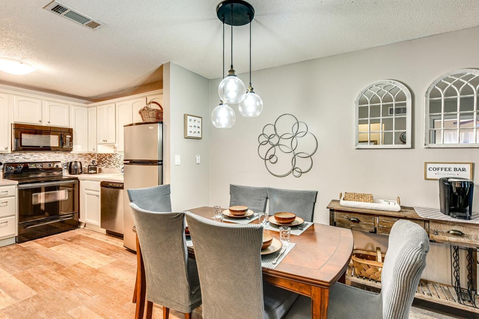 Unwind Poolside, Walk to Beach! Tennis, Pickleball House in Hilton Head Island